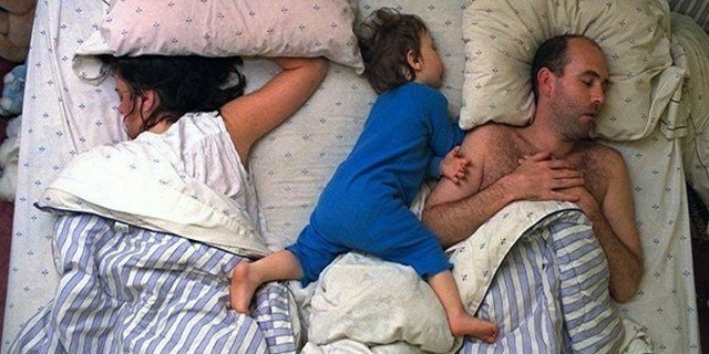 ></p>
<p> </p>
<p>Когда ребенок в течение первых 4х лет спит с родителями, то происходит очень плотный обмен той микрофлорой, которая есть у родителей и ребенка: мама целует малыша, он может ей пальчики в рот засунуть и т.д. А мы знаем, что кариес — это инфекционное заболевание. Однако это не значит, что если микроорганизмы попали в рот, то у ребенка сразу же возникнет кариес. Нет. Мы все имеем эти микроорганизмы, но просто у кого-то их много, а у кого-то их мало, у кого-то они активны, а у кого-то организм с ними борется.</p>
<p> </p>
<p><span style=