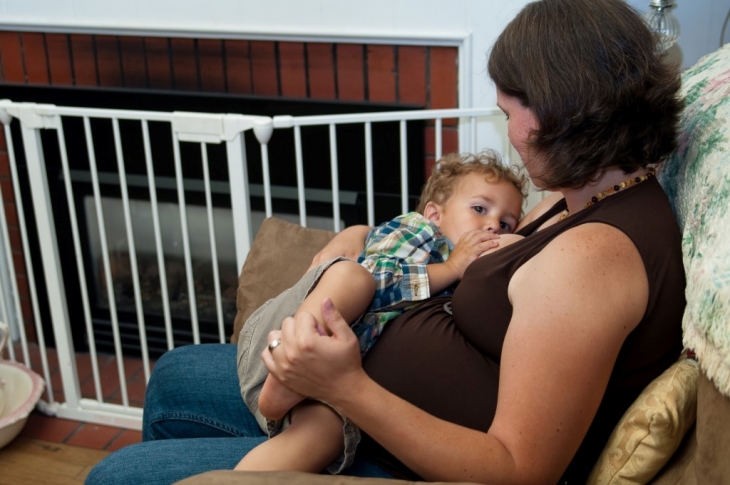 ></p>
<p> </p>
<p>Всем известно, грудное вскармливание имеет ряд преимуществ. Ведь материнское молоко содержит все необходимые витамины и питательные вещества, которые нужны для нормального развития и роста малыша. Детки, получающие грудное молоко, меньше болеют, поскольку в нем содержатся вещества, формирующие иммунную систему.</p>
<p> </p>
<p>Большинство молодых мам знает о пользе грудного вскармливания для женщины и ребенка. До какого возраста кормить малыша, каждая женщина решает сама. Кому-то кажется, что достаточно до 6 месяцев, кто-то прекращает кормление по достижении ребенком года. В настоящее время некоторые женщины, стараясь дать своему ребенку все лучшее в максимальном количестве, продолжают кормить и после 2 лет. Действительно ли это так хорошо?</p>
<p> </p>
<p>Всемирная Организация Здравоохранения рекомендует начинать кормить грудью ребенка сразу после рождения и продолжать до достижения им 6 месяцев, после чего можно вводить прикорм и воду. Продолжительность грудного вскармливания индивидуальна для каждого конкретного случая, но оно может длиться и до 2-3 лет.</p>
<p> </p>
<p><strong>Длительное кормление грудью: плюсы</strong></p>
<p> </p>
<p>С материнским молоком в организм ребенка поступают антитела, которые способствуют формированию детского иммунитета и защищают вашего малыша от инфекций.</p>
<p> </p>
<p>Дети, получающие грудное молоко после года, менее подвержены развитию аллергических реакций.</p>
<p> </p>
<p>Не смотря на то, что после года материнское молоко меняет свои свойства, в нем все равно содержатся полезные для малыша элементы.</p>
<p> </p>
<p>При грудном вскармливании между матерью и ребенком устанавливается тесный психологический контакт, который в дальнейшем перерастает в доверительные отношения.</p>
<p> </p>
<p>При длительном вскармливании отдыхает гормональная система женщины. </p>
<p> </p>
<p>Кормление грудью является профилактикой развития опухолей яичников и молочных желез.</p>
<p> </p>
<p><strong>Минусы длительного кормления грудью</strong></p>
<p> </p>
<p>Сюда можно отнести то, что сам процесс отлучения от груди проходит более болезненно для ребенка. Мама не сможет отлучаться надолго. Если же возникает необходимость покинуть ребенка, то женщине придется сцеживать молоко, для того чтобы избежать проблем с молочной железой.</p>
<p> </p>
<p>У ребенка, который длительно получает материнское молоко, наблюдаются проблемы в социальной адаптации, поскольку малыш сильно зависим от матери.</p>
<p> </p>
<p><strong>Почему женщины отказываются от кормления грудью</strong></p>
<p> </p>
<p>При нормальной лактации грудное вскармливание может продолжаться и после 2 лет. Так почему же многие мамочки не кормят детей  даже до этого возраста? </p>
<p> </p>
<p><strong>Рассмотрим основные причины завершения лактации</strong></p>
<p> </p>
<p>Самой главной и самой важной причиной является физиологическое нарушение, при котором у женщины пропадает молоко. Также ребенок сам может отказаться от груди.</p>
<p> </p>
<p>К причинам преждевременного завершения лактации относятся следующие факторы:</p>
<p> </p>
<p>1. забота о внешности,</p>
<p>2. выход на работу,</p>
<p>3. рекомендации врачей,</p>
<p>4. эмоциональное состояние, </p>
<p>5. негативное общественное мнение,</p>
<p>6. чужой опыт.</p>
<p> </p>
<p>Из личного опыта могу сказать: моему ребенку 2 года и 10 месяцев (кидайте в меня тапками, если хотите), и мы до сих пор на грудном вскармливании. Ох, и сколько я негативных мнений услышала по этому поводу! Все вышеперечисленные плюсы и минусы налицо. Могу сказать, что аллергии у сына нет, болел он крайне редко, а что касается зависимости друг от друга, то особого дискомфорта я не ощущаю. На данный момент ребенок прикладывается к груди 1-2 раза в день. Думаю, к 3 годам завершим кормление полностью. </p>
<p> </p>
<p>В заключение хочу сказать, что если у вас достаточное количество молока и не раздражает ребенок, висящий на груди, нет медицинских противопоказаний, то продолжайте кормить. До какого возраста – решать вам. Делайте так, как считаете нужным, и не слушайте рекомендации окружающих, которые считают, что кормить после 2 лет крайне неприлично.</p>
<p> </p>
<p>А до какого возраста кормили или планируете кормить вы, уважаемые  мамочки?</p>
<p> </p>
<p style=