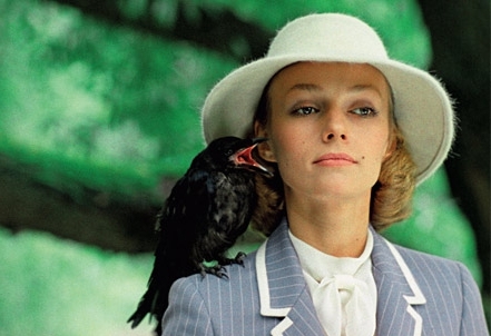 ></p>
<p>В современной песочнице чаще встретишь деток с нянями или бабушками, чем с мамами, а уж тем более папами (выходные дни не в счёт). О причинах такого социального явления можно долго рассуждать и выяснять, правы ли мамы, оставляющие ребёнка на попечение других людей.</p>
<p> </p>
<p>Лично я не осуждаю современных мам, ведь не знаю обстоятельств подтолкнувших их к такому выбору. Чаще всего  современным женщинам необходимо выйти на работу раньше положенного срока, чтобы сохранить за собой место, кто-то обращается за помощью к бабушкам из-за заработка жизненно необходимого для семьи, в основном причины выход на работу мотивируются именно необходимостью дополнительных средств (возможно, кто строится, планирует ремонт и т.д.). На моей памяти бывали  случаи, что мама «занимается собой» пока ребёнком занимается бабушке, а некоторые мамы прибегают к услугам няни несколько раз в неделю просто для того чтобы немного отдохнуть, в каждой конкретной семье своя ситуация и обстоятельства.</p>
<p> </p>
<p>Няня – это человек, который сможет вас подменить дома и будет заниматься с малышом в это время. Няня, словно новый член семьи, будет проживать некоторые моменты жизни с вашим малышом, и принимать участие в формировании ребёнка как личности. Помимо профессиональных качеств няня должна комфортно «войти» в вашу семью, не создавая неудобств и конфузов. Поэтому, если уж прибегать к услугам специально подготовленных «кадров», следует разумно отнестись к процессу выбору и «запастись» всей необходимой информацией и поискать среди знакомых наилучшие рекомендации на этот счёт.</p>
<p> </p>
<p>Няня должна быть  талантливым педагогом, уметь вкусно готовить, а ещё быть энергичной, спортивной, доброй, опрятной и, безусловно, иметь крепкие нервы. Кроме этого она должна соответствовать возрастным требованиям, иметь образование и справку от терапевта.  Няня должна обладать знаниями в области медицины и хорошо разбираться в методиках развития детей. А если ещё и в вопросе оплаты труда сошлись во мнении, то такой няне вообще нет цены. Кандидаты с такими качествами устроили бы даже самых взыскательных родителей, которые находятся в поисках няни для своего малыша. </p>
<p> </p>
<p>Для деток в возрасте до 2-х лет было бы замечательно, чтобы  няня имела  медицинский диплом. Для малышей в возрасте от 2-х до 5-ти лет оптимальным вариантом будет няня-педагог. Для старших детей нужна няня, которая поможет справиться с трудностями в учёбе и поможет с подготовкой домашних занятий.</p>
<p> </p>
<p>Однако  родителям бывает трудно найти ту няня, которая удовлетворяет всем требованиям и сможет легко найти общий язык с любым ребёнком.</p>
<p> </p>
<p><strong>Давайте рассмотрим основные причины, по которым няни «не приживаются» (по информации агентств по подбору персонала):</strong></p>
<p>1.<span style=