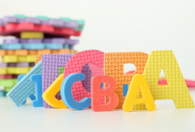 ></p>
<p> </p>
<p><strong>— В последнее время стало модным обучать годовалого ребенка иностранным языкам. Что про это говорит детская психология?</strong></p>
<p> </p>
<p>Существует разные точки зрения на этот вопрос. Грубо говоря, есть предмет, который мы условно обозначаем каким-то словом. Мы договорились, что стул – это «стул» на этом языке. Эти знания сформировались в историческом контексте. Если мы даем ребенку названия этих предметов на другом языке, у него, как говорят некоторые психологические школы, формируется понимание, что слово «стул»– это всего лишь знак. Можно формировать чувство языка, понимание относительности слова. В этом нет ничего плохого. Но! Это хорошо работает и полезно только тем детям, ЦНС которых здорова.</p>
<p> </p>
<p>Кроме того, как показывает практика, до определенного возраста дети не могут усвоить логико-грамматические конструкции другого языка, они могут механически заучивать словосочетания, но, по большому счету, пользу в усвоении другой языковой культуры это не приносит. </p>
<p> </p>
<p>Я считаю, что нужно обучать иностранному языку, если ребенок воспитывается в двуязычной семье. В другом же случае это больше прихоть мамы. Когда мама водит ребенка в разные развивающие кружки, занимается иностранным языком, создается иллюзия совместной деятельности с ребенком, вкладывания в его развитие больших усилий и (это уже не иллюзия) материальных средств. А нужно ли это все ребенку? Сейчас ребенок очень сильно замкнут на родителях, а родители не готовы с ним играть, но готовы отвести его к компетентной тете, которая, по их мнению, занимается с ребенком. Родители не хотят брать на себя ответственность за воспитание и развитие ребенка. Многим просто неинтересно играть с малышом, вот пораскрашивать, поскладывать, порешать задачки — это пожалуйста. А как насчет поиграть в доктора, в магазин, в супер-героев и т. д.? Они не получают от этого удовольствия. Но вспомните, как это было здорово в детстве. Мне кажется, что во многом феномен утраты сюжетно-ролевой игрой своего статуса ведущего вида деятельности в дошкольном возрасте  связан с тем, что у нас исчезла так называемая «дворовая культура», когда ребенок в разновозрастной среде играл и учился взаимодействовать с людьми. </p>
<p> </p>
<p><strong>— Насколько современные дети отличаются от предыдущих поколений?</strong></p>
<p> </p>
<p>— Детей сейчас лишают детства. Детство воспринимается как дошкольный этап развития, т.е. подготовка к школе. Сокращение времени детства напрямую связано со школами раннего развития и исчезновением сюжетно-ролевой игры из жизни ребенка. Если ребенок учится в дошкольном возрасте,  то когда ему играть? Сейчас у детей очень плохо с воображением, самоконтролем, творчеством, саморегуляцией. Растут идеальные исполнители.</p>
<p> </p>
<p>Исчезла дворовая культура и обычная двигательная активность ребенка. Наши педагоги говорят о развитии мелкой моторики, но забывают о крупной, что очень важно для формирования навыков восприятия пространства и действия с ним. Это то, что сейчас хорошо заметно в школе: наиболее проблемные для обучения предметы – математика и проистекающие от нее. А все из-за отсутствия активных действий. В самом начале ребенок изучает пространство в отношении своего тела: засовывает голову в прикроватные прутики, открывает на себя дверцу шкафа, т.е. он активно экспериментирует со своим телом, окружающим пространством. И мы должны дать ребенку это делать. Поэтому нельзя ограничивать естественную двигательную, поисковую активность малыша кроватками, манежами, ходунками – все это препятствует стимуляции тех отделов головного мозга, которые в дальнейшем будут способствовать усвоению понятия числа и счетных операций. </p>
<p> </p>
<p>Второй этап – понимание пространственных отношений между предметами окружающего мира. Это лазанье по лестницам, горкам, ролики, коньки, велосипеды. Это гораздо лучше, чем когда ребенок складывает пазлы и играет в  Лего. Подобные занятия полезны для развития тех отделов коры, которые реализуют двигательную позу и мелкие моторные движения. А крупная моторика, совместные движения левой и правой половины тела? Когда малыш двигательно активен, у него формируется адекватное взаимодействие двух полушарий. Вот если этап развития крупной моторики, взаимодействием с пространством малыш пропускает, то готовьтесь, что в школе у него будут проблемы с усвоением графического образа букв, цифр, понимания структуры числа, направления счета, решением задач. К примеру, дети пишут буквы и цифры в зеркальном отображении, не понимают значение нуля в структуре числа и т.д. Это все оттуда. </p>
<p> </p>
<p>Кстати, современные психологические книжки рекомендуют для детей, в качестве коррекционных, игры «Выбивалы», «Штандер-штандер», «Козел», «Бузики-Арбузики», «Резиночки», «Казаки-разбойники»…</p>
<p> </p>
<p><strong>— Что же делать родителям?</strong></p>
<p> </p>
<p>— Играть! Играть как можно больше.</p>
<p> </p>
<p>Популярная идея о том, что в дошкольном возрасте ребенок — это маленький взрослый и надо учить его читать, считать и писать, а те, кто этого не делает, плохие родители, – неверная. Видя всеобщую истерию по поводу раннего развития, человек начинает сомневаться. И сомневаться в своем собственном опыте – в своем детстве. Просто посмотрите трезво и рационально: хочет ли ваш ребенок этого? Как он реагирует на занятия? Променяет ли годовалый ребенок копание в песочнице и лазанье по горке, а трехлетний — игру в Человека-Паука, на обучение чтению и счету?</p>
<p> </p>
<p><strong>— Что вы можете посоветовать родителям, которые хотят видеть своих детей успешными?</strong></p>
<p> </p>
<p>— Успешность – понятие относительное. Для меня успешность – это способность ребенка к порождению чего-то нового. Он не будет винтиком в механизме, он не будет воспроизводить шаблоны какой-то деятельности. Я твердо уверена, что воображение не может родиться в ситуации жесткого контроля, жесткой регламентации действий и в беспроблемной  среде. Если вы понимаете успешность так же, как и я, то мой вам совет – играйте с детьми. Прислушивайтесь к их желаниям, к их мотивам, к тому, что они хотят. </p>
<p style=