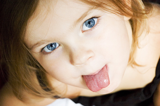 ></p>
<p> </p>
<p>Недавно одна мама мне пожаловалась, что ее трехлетний ребенок любит выразиться крепким словцом, когда надо и не надо. Подруга сразу же пояснила, что они с мужем не ругаются, но у них под окнами ЖЭС, работники которого любят общаться на своем языке, вот ребенок и повторяет. Я задумалась, а действительно, что я буду сама делать, когда мое чадо заговорит нецензурно.</p>
<p> </p>
<p><strong>«Мама, а я знаю слово на три буквы»</strong></p>
<p> </p>
<p>Изучив данный вопрос на родительских сайтах, я была поражена, насколько данная тема актуальна. И, к сожалению, большинство родителей, впервые услышав брань, поднимают панику и чуть ли не бьют ребенка по губам. Такие серьезные методы только пугают малыша, он замыкается в себе и, что еще страшнее, запоминает это слово навсегда. А разве нам это надо? Мы же хотим, наоборот, помочь забыть ненужное слово раз и навсегда.</p>
<p> </p>
<p>Психологи единодушно утверждают, что это самое обычное явление, т.е. это вполне нормально, если ребенок приносит домой нецензурное слово. Такое рано или поздно происходит с каждым малышом. В таких случаях родителям нужно быть очень внимательными и, что немаловажно, постараться не заострять внимание ребенка на некрасивых словах. Если все делать грамотно, то рано или поздно ребенок потеряет к ним интерес.</p>
<p> </p>
<p>Из приведенного выше примера четко следует, что ребенок может начать выражаться в любой момент. Как правило, до 4 лет малыши не осознают значения ругательств, а просто их повторяют. После 4 и до 8 лет дети уже сознательно применяют брань. Такое поведение говорит о том, что ребенок хочет привлечь к себе ваше внимание. Вплоть до совершеннолетия грязные слова выступают в речи ребенка как средство самоутверждения. Дети воспринимают их как символ взросления. Если у вас такая ситуация, то стоит прислушаться к следующим рекомендациям.</p>
<p> </p>
<p><strong>Искореним ругань на корню</strong></p>
<p> </p>
<p><strong>Правило 1. </strong>Проведите анализ, кто в вашей семье ругается. Постарайтесь убедить виновника в неуместности употребления этих слов в вашей доме. Маленькие дети — как губки, они впитывают абсолютно все, а особенно то, что говорится эмоционально. Само собой, ругань вылетает из наших уст в самые «жаркие» минуты. Поэтому оградите ребенка от матерных и жаргонных слов хотя бы в вашем близком окружении.</p>
<p><strong>Правило 2.</strong> Первое «неправильное» слово рано или поздно слетит с уст вашего малыша, а значит, к этому надо быть готовым. Не заострять внимания на этом, сделать вид, что вы не услышали ничего интересного. Дети постарше, зная значение сказанного слова, будут ждать вашей реакции. Если они ее не дождутся, то потеряют к нему весь интерес. Ведь с их стороны ругань – это провокация. Не поддавайтесь ей!</p>
<p><strong>Правило 3.</strong> Самое неприятное, что с вами может произойти – это ругань ребенка на при посторонних. Здесь самое главное сохранять спокойствие. Сделать это очень сложно, ведь наверняка зеваки начнут поучать и вас, и ребенка, что так говорить нельзя. Просто сделайте вид, что это досадная случайность, улыбнитесь и смените тему разговора. Когда вы останетесь один на один с ребенком, можно будет вернуться к этому вопросу.</p>
<p><strong>Правило 4.</strong> Ребенок может попросить объяснить ему значение ругательства. Не стоит отгонять его со словами, мол, маленький еще. Лучше спокойно и доступно рассказать ему, что данное слово ругательное. Подобрать для объяснения только литературные слова, а в конце сказать, что этим словам хотят сделать больно другому человеку, обидеть его, поэтому говорить его нельзя.</p>
<p><strong>Правило 5.</strong> В случаях, когда мат постоянно присутствует в речи ребенка, усадите свое чадо в кресло и прямо спросите, знает ли он, что оно значит? Возможно, он сам не понимает, что говорит. В данной ситуации стоит подобрать похожее по звучанию и значению правильное слово, тем самым поправив ребенка. Если это не сработает, то просто возвращайтесь к правилу 4. </p>
<p><strong>Правило 6.</strong> Когда ребенок ругается матом, при этом злясь и проявляя агрессию, то родители должны показать чаду, что понимают его чувства и принимают их, как бы говоря: «Мы знаем, сейчас ты сердишься и поэтому ругаешься. Но ты хороший и добрый ребенок». Нельзя запретить выражать свой гнев. Просто вам необходимо научить своего ребенка правильно и адекватно реагировать на раздражитель, при этом не выражаясь матерными или жаргонными словами.</p>
<p><strong>Правило 7.</strong> Подростки часто в своей речи употребляют жаргонизмы. В таком случае можно дать им почитать словарь ненормативной лексики или что-то похожее. Как правило, то, что не запрещается, быстро надоедает. Тем более если оно доступно.</p>
<p><strong>Правило 8. </strong>Порой к ругани ребенка приобщают более просвещенные сверстники. Родителям в таких ситуациях стоит воздержаться от оскорблений в адрес «просветителя». Потому что это может только усугубить противостояние. Необходимо убедительно и тактично объяснить подростку, что мат – это не просто неприлично, это по-детски. Взрослые люди ведут себя абсолютно по-другому.</p>
<p><strong>Правило 9.</strong> Если ваши усилия не привели к положительному результату и ребенок продолжает браниться, то лучше обратиться к специалистам, в частности, к психологу.</p>
<p> </p>
<p><strong>Подытожим все вышесказанное несколькими «Нельзя» для родителей:</strong></p>
<p> </p>
<p>Нельзя запрещать ребенку ругаться матом, используя те же самые слова, которые вы ему запрещаете. Т.е. не ругайтесь сами, и ребенок не будет.</p>
<p> </p>
<p>Нельзя стыдить чадо за «некрасивые» слова, тем более на виду у посторонних. Это может нанести психологическую травму.</p>
<p> </p>
<p>Нельзя даже в шутку рассказывать знакомым, как необычно выразился ваш ребенок. Тем более нельзя это делать в его присутствии. Так вы только дадите ему повод узнавать все новые и новые жаргоны и брань. </p>
<p> </p>
<p>Нельзя отчитывать ребенка за все маты сразу. Объясняйте последовательно и четко, чем вы недовольны. Так ребенок поймет вас быстрее.</p>
<p> </p>
<p>Самое главное, помните, что запретный плод сладок. Не запрещайте ребенку ругаться, но учите, как это правильно делать. </p>
<p> </p>
<p style=