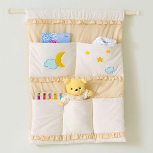 ></p>
<p><strong><br />Ведра для игрушек</strong><br /> </p>
<p>Ведра могут пригодиться и в детской, а не только на весенне-полевых работах. Если проявить смекалку и соединить 5-7 ведер в одну композицию, например, с помощью лески, то получится забавная форма для сортировки различных игрушек. Такое хранилище будет выглядеть оригинально, а ухаживать за ним будет очень просто. В зависимости от размеров комнаты и количества игрушек можно выбирать размер ведер. К слову, пластиковые или металлические ведра можно покрасить в тон детской, тогда они точно не выбьются из общего вида.<br /> </p>
<p><img decoding=