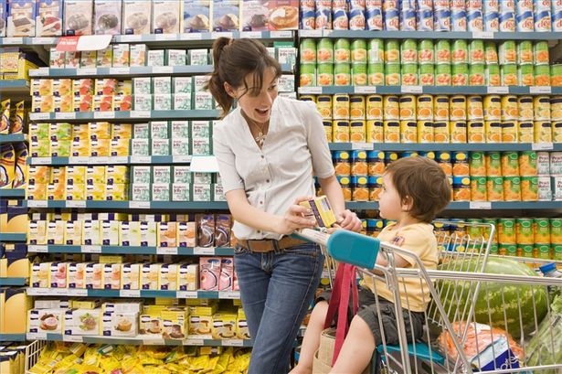 ></p>
<p> </p>
<p><strong>Не грызи, пока не заплатил</strong></p>
<p> </p>
<p>Бывает так, что идешь в гипермаркет за покупками, а ребенок просит полакомиться еще не купленной булкой. Я, конечно, не сопротивляюсь, ведь пока мы придем домой, и приготовим ужин, пройдет еще как минимум полтора часа. Не голодать же малышу? По идее еще полчаса хождения за покупками и булку мы купим, но все это время ребенок будет ломать комедию из-за ожидания. Да, и в любом случае, я за нее заплачу. Я, если честно, как-то по этому поводу никогда не ломала себе голову. Но однажды в гипермаркете к нам подошла женщина и сделала замечания, мол, вы булку не оплатили, а уже наслаждайтесь. В этот момент я задумалась, а является ли простое употребление мучного в пищу без оплаты порчей магазинного имущества?</p>
<p> </p>
<p>Сразу отмечу, что подобное поведение для моего ребенка не норма, а исключение. Чаще всего оно проявляется в больших магазинах, куда мы ездим раз в месяц. В своем дворовом магазинчики нас уже давно все знают, все-таки бываем мы там раз 5 в неделю. Хождения эти длятся максимум 15 минут, это уже со стоянием в очереди. Поэтому в данной торговой точке ребенок ничего не ест: только что вышли из дома и скоро туда же вернемся. Другое дело, когда в гипермаркет надо добраться, там выбрать все нужное, отстоять в очереди и вернуться назад. </p>
<p> </p>
<p>Еще одна особенность наших хождений по местным магазинам – это оплата товара ребенком. Обычно сын, а ему два с половиной, сам прекрасно знает, что хочет и какой, к примеру, сок ему можно покупать. Выбрав сок и печенье или кукурузные палочки, он кладет все в свою корзину и становится в очередь, сам оплачивает и гордо несет покупку домой, где открывает и выпивает-съедает. Как видите, тут никакой порчи имущества вообще нет.</p>
<p> </p>
<p>В огромных же магазинам соблазн полакомиться велик + время пребывание в нем (об этом я писала выше). Так почему я не могу разрешить ребенку съесть желанное до покупки, если я его все равно оплачу? Склерозом пока не страдаю.  </p>
<p> </p>
<p>На этот вопрос отвечает<strong> магистр юридических наук Анна Метлушко</strong>: </p>
<p><em>— По общему правилу, право собственности на товар сохраняется за продавцом до оплаты товара, при этом  покупатель не вправе до перехода к нему права собственности отчуждать товар или распоряжаться им иным образом. Другими словами, пока товар не оплачен, ни дети, ни их родители не вправе данный товар потреблять, в противном случае имеет место нарушение прав продавца. </em></p>
<p><em><br /></em></p>
<p><em>Закономерен вопрос о том, какие санкции предусмотрены действующим законодательством Республики Беларусь за подобного рода нарушения.</em></p>
<p><em><br /></em></p>
<p><em>В данной ситуации отсутствует состав правонарушений, предусмотренных ст.10.9 Кодекса Республики Беларусь об административных правонарушениях (далее – КоАП) и ст.10.5: «Умышленные уничтожение либо повреждение имущества» и «Мелкое хищение» соответственно. Вместе с тем, если ребенок будет брать с полок все подряд, надкусывать и класть обратно, бросать продукты на пол, портить упаковку и т.п., а родители на замечания и просьбы сотрудников объекта розничной торговли реагировать не будут, то работники магазина могут вызвать наряд милиции с целью привлечения виновных к ответственности. Поскольку деяния ребенка содержат признаки административного правонарушения, в частности, мелкого хулиганства («…умышленные действия, нарушающие общественный порядок, деятельность организаций или спокойствие граждан и выражающиеся в явном неуважении к обществу», ст.17.1 КоАП), но на момент совершения деяния он не достиг возраста, с которого наступает административная или уголовная ответственность за совершенное деяние, то родителям может быть вменена ст.9.4 КоАП «Невыполнение обязанностей по воспитанию детей» («невыполнение родителями или лицами, их заменяющими, обязанностей по воспитанию детей, повлекшее совершение несовершеннолетним деяния, содержащего признаки административного правонарушения либо преступления, но не достигшим ко времени совершения такого деяния возраста, с которого наступает административная или уголовная ответственность за совершенное деяние), которая предусматривает санкции в виде предупреждения или наложения штрафа в размере до десяти базовых величин. </em></p>
<p><em><br /></em></p>
<p><em>Относительно норм гражданского законодательства. Согласно положениям Гражданского кодекса Республики Беларусь лицо, злоупотребляющее правом (в данном случае, покупатель), обязано восстановить положение лица, потерпевшего от злоупотребления, возместить причиненный ущерб. Аналогичная норма содержится также в Правилах осуществления розничной торговли отдельными видами товаров и общественного питания, утвержденных Постановлением Совета Министров Республики Беларусь от 07.04.2004 №384. Стоит обратить внимание на то, что за вред, причиненный несовершеннолетним, не достигшим четырнадцати лет (малолетним), отвечают его родители, усыновители или опекун, если не докажут, что вред возник не по их вине. Вместе с тем, возложить на покупателя обязанность возместить причиненный ущерб может только суд при наличии доказанной вины покупателя. Возможно, поэтому сотрудники предприятий розничной торговли снисходительно относятся к детям (да и взрослым), которым не терпится попробовать выбранный товар. Кроме того, до настоящего времени не утратили юридическую силу Методические рекомендации по расчету и бухгалтерскому учету потерь товаров в магазинах (отделах, секциях) самообслуживания и торгующих с открытой выкладкой товаров, утвержденные приказом Министерства торговли Республики Беларусь от 27 октября 1999 г. №113, которые предусматривают «рекомендуемые нормы списания потерь товаров в связи с «забывчивостью» (*покупатель забыл оплатить покупку) покупателей в магазинах (отделах, секциях) самообслуживания и торгующих с открытой выкладкой товаров. Выше указанные методические рекомендации позволяют предприятиям розничной торговли уменьшить размер убытков, понесенных по вине нечестных покупателей. </em></p>
<p> </p>
<p>Получается, что мой сын, да и я вместе с ним, нарушаем законодательство и можем подвергнуться суду. Наверное, в следующий раз, мы сначала заплатим за товар, а потом уже будем его вкушать. А вы, дорогие родители, позволяете своим детям лакомиться продуктами до его оплаты?</p>
<p> </p>
<p style=