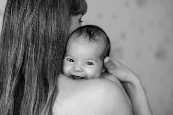 ></p>
<p> </p>
<p> «Хочу в декрет!» –  скажут многие девушки, уставшие от серых офисных будней, стрессов и бесконечных пробок большого города. Отпуск, выделенный матерям по уходу за ребенком в возрасте до трёх лет, действительно даёт отличную возможность отдохнуть от своей привычной деятельности. </p>
<p> </p>
<p>Однако много отдыхать не придётся: кроме особенных материнских радостей и волнений впереди много забот и хлопот. Младенцу нужно будет регулярно менять подгузник, стирать пелёнки и переодевать его 5 раз в день или чаще. Помимо этого в каждодневные мамины обязанности входит подмывание и купание младенца, его кормление, воспитание и развлечение в период бодрствования. </p>
<p> </p>
<p>Впереди целый список прививок, походы по поликлиникам, введение первого прикорма, бессонные ночи, зубки и многое-многое другое. Молодой маме предстоит научить малыша ухаживать за собой,  ходить на горшок, взаимодействовать с другими детьми и быть самостоятельным. Мама должна следить за состоянием здоровья малыша и  его полноценным и всесторонним развитием. Ни одна няня или сад не сможет заменить малышу материнское тепло и ласку в таком возрасте. </p>
<p> </p>
<p>Именно для этого государство и даёт женщине возможность уделить свое время ребёнку в возрасте до трёх лет.</p>
<p> </p>
<p>Впереди ждёт много ни с чем несравнимых особых материнских радостей: кроха будет засыпать возле груди и вкусно пахнуть молочком, начнёт улыбаться и держать головку. Вскоре он  «загулит» и будет «петь» песенки, станет переворачиваться, садиться и ползать.  Приблизительно в возрасте 10-11 месяцев чадо порадует Вас первыми шагами,  и вы уж точно не устанете наслаждаться его первыми словами и предложениями. Вашему умилению не будет предела, а каждодневная порция обнимашек и радостных объятий будет зашкаливать.</p>
<p> </p>
<p>Приятным бонусом материнства станет то, что вы с радостью будете переживать счастливые моменты взросления малыша и через общение с собственным ребёнком снова и снова возвращаться в своё собственное детство. Вы будете радоваться успехам ребёнка, как своим собственным и даже больше.  </p>
<p> </p>
<p>Главным изменением, которое произошло лично со мной после появления малыша, я считаю своё «взросление» в эмоциональном плане. Я поняла, что пустяки, из-за которых я раньше тревожилась и переживала, ничто по сравнению с благополучием семьи и здоровьем родных. В этом смысле вспоминаются слова одной замечательной знакомой «Я – мама троих детей, чем меня ещё можно напугать?». После появления малыша много пустых и необоснованных страхов просто испарились.</p>
<p> </p>
<p><strong>Ещё преимущества декретного отпуска:</strong></p>
<p> </p>
<p>1.<span style=