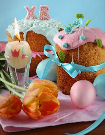 ></p>
<p><strong>Украшаем</strong><br /> </p>
<p>Готовая мастика – раздолье для детского творчества. Она, как  пластилин или соленое тесто, готова воплотить в жизнь детские  идеи и фантазии. Пусть малыши лепят  из мастики цветы, цыплят, катают разноцветные яйца, создают пасхальных кроликов и прочие украшения. Такие «ручные» работы сделают любой кулич особенным.</p>
<p>Традиционно на пасхальных булках выкладывают сокращения «Христос Воскрес» — «ХВ». Доверьте это ответственное  задание своим детям. Вот увидите, сколько старания и сил они  вложат в него. Выкладывать буквы  можно из порезанных сухофруктов, орехов, мармелада или марципана. Особо  старательным крохам можно доверить «насыпать» очертания букв кокосовой  стружкой, шоколадной или вафельной  крошкой, маком, кондитерской посыпкой. Таким же способом можно выкладывать  на куличе изображение креста.</p>
<p> </p>
<p>Можно изготовить из шоколада фигуру креста или буквы «ХВ». Для  этого нарисуйте их растопленным горьким шоколадом на пекарском  пергаменте. Доверьте ребенку аккуратно  перенести ваше творчество в морозилку. Через несколько часов украшение  можно доставать и легко отделять от бумаги. Пусть чадо самостоятельно перенесет такую фигурку на кулич  или даже поставит ее под углом  в еще не до конца застывшую  глазурь.</p>
<p>Детям старшего детсадовского  или школьного возраста можно  доверить роспись куличей с помощью  фломастеров и карандашей с пищевыми красителями. В зависимости от детского таланта на таких куличах могут  появиться весенние деревья и  цветы, церкви с куполами, кресты и  веточки вербы.</p>
<p>Самые маленькие помощники  могут выкладывать на куличиках  готовые фигурки из сахара или марципана, цветы и листочки из вафли и шоколада. Все это сегодня легко можно приобрести во многих магазинах или на рынке. К тому же малышам можно доверить обычное украшение куличей разноцветными кондитерскими посыпками, маком, миндальными лепестками, мармеладом и т.д.</p>
<p> </p>
<p> </p>
<p><img decoding=