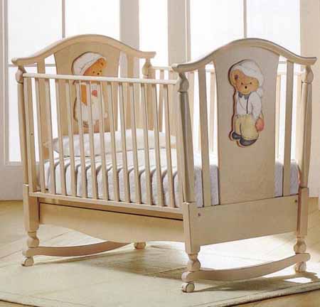 ></p>
<p>Классическая кроватка на колесиках  позволяет передвигать ее вперед и назад. Такая модель очень проста и состоит из решеток с прутьями. Как правило, она (а также две последующие модели) имеет два уровня положения дна, что в первое время позволяет маме не нагибаться слишком сильно за чадом. В будущем пониженный уровень дна также убережет ребенка от возможных травм и падения за пределы кроватки.<br /> <br /><strong><br />Кровать-качалка</strong></p>
<p> </p>
<p><img fetchpriority=