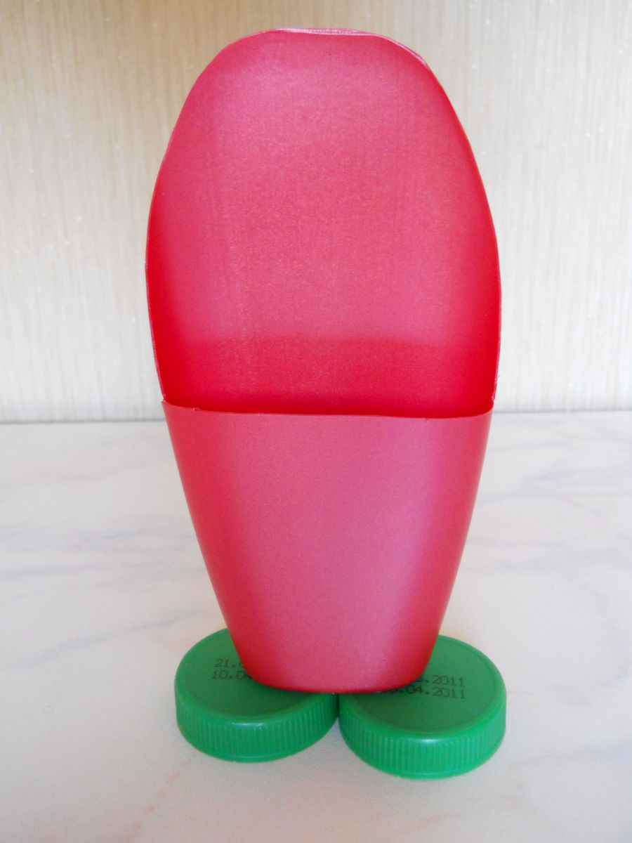 Подставка для фломастеров из бутылки от шампуня