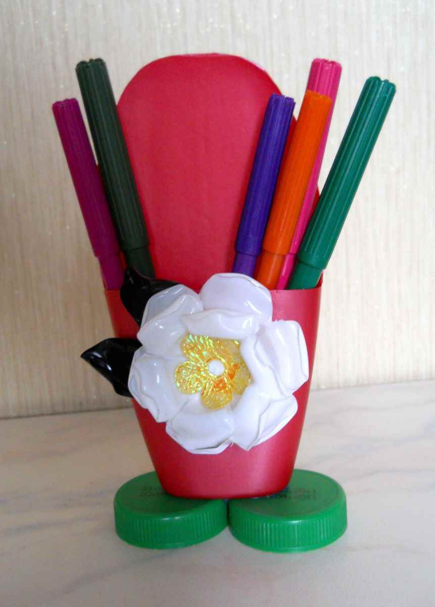 Подставка для фломастеров из бутылки от шампуня