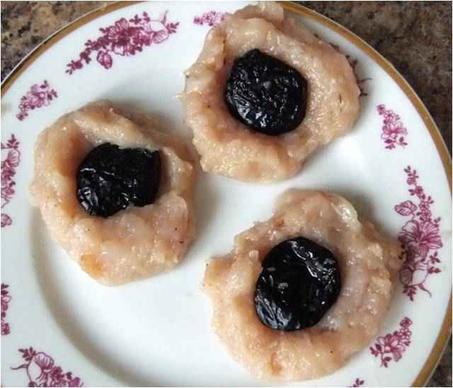 В своей тарелке: Куриные шарики с черносливом и тыквенные панкейки