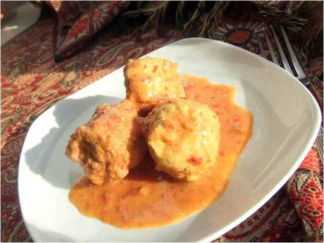 В своей тарелке: Куриные шарики с черносливом и тыквенные панкейки