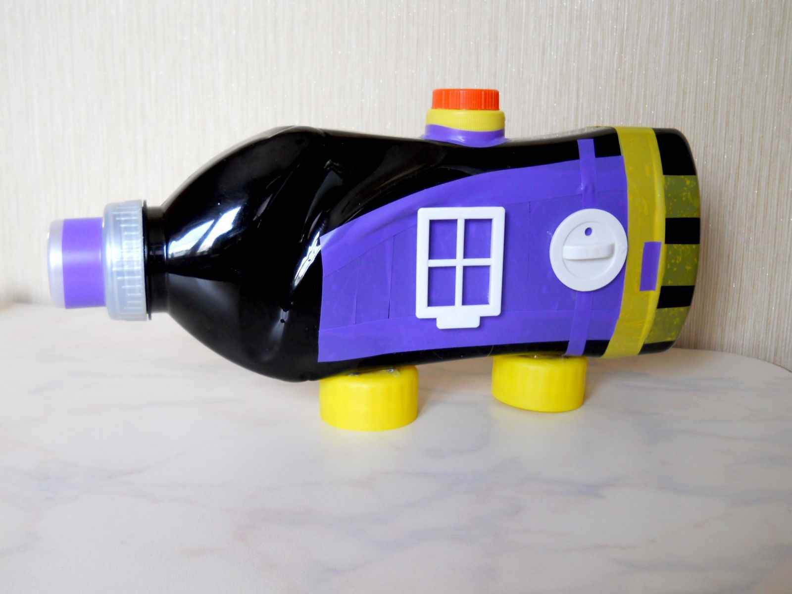 Машинка-домик из бутылки от ополаскивателя для белья
