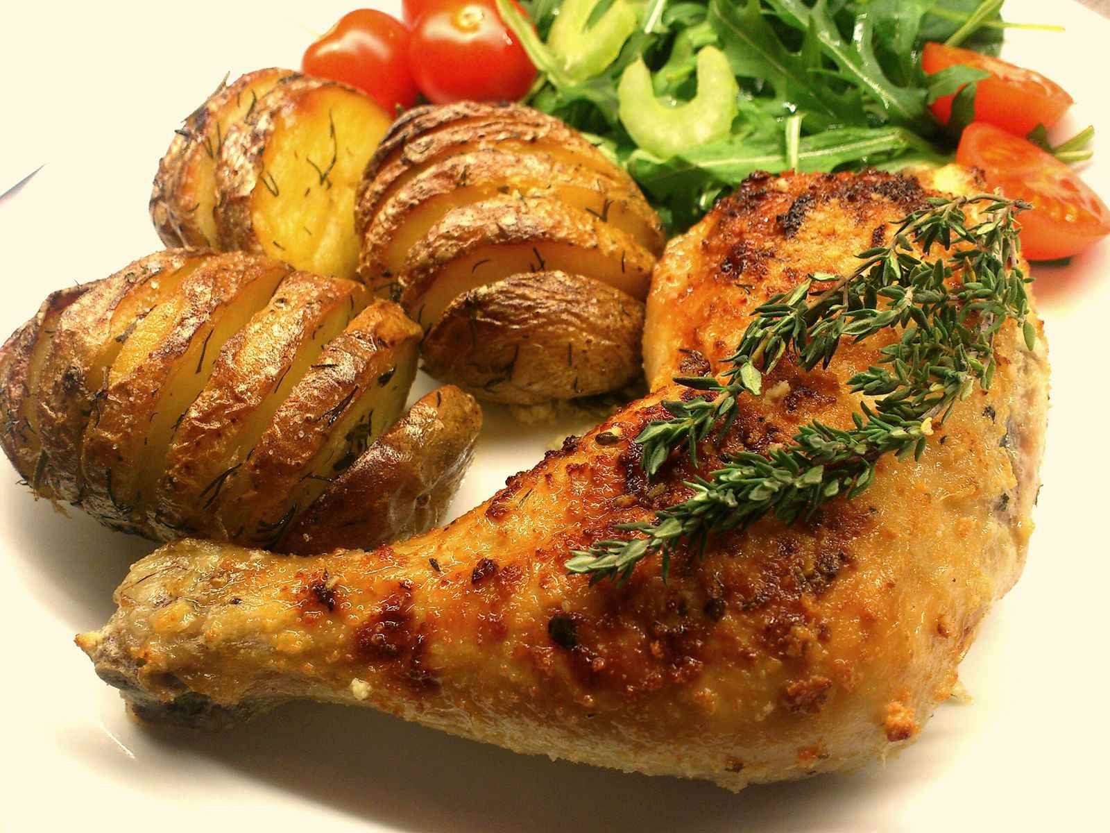 В своей тарелке: Курочка с прованскими травами и картофель на гарнир, а на десерт йогуртное желе с клубничкой