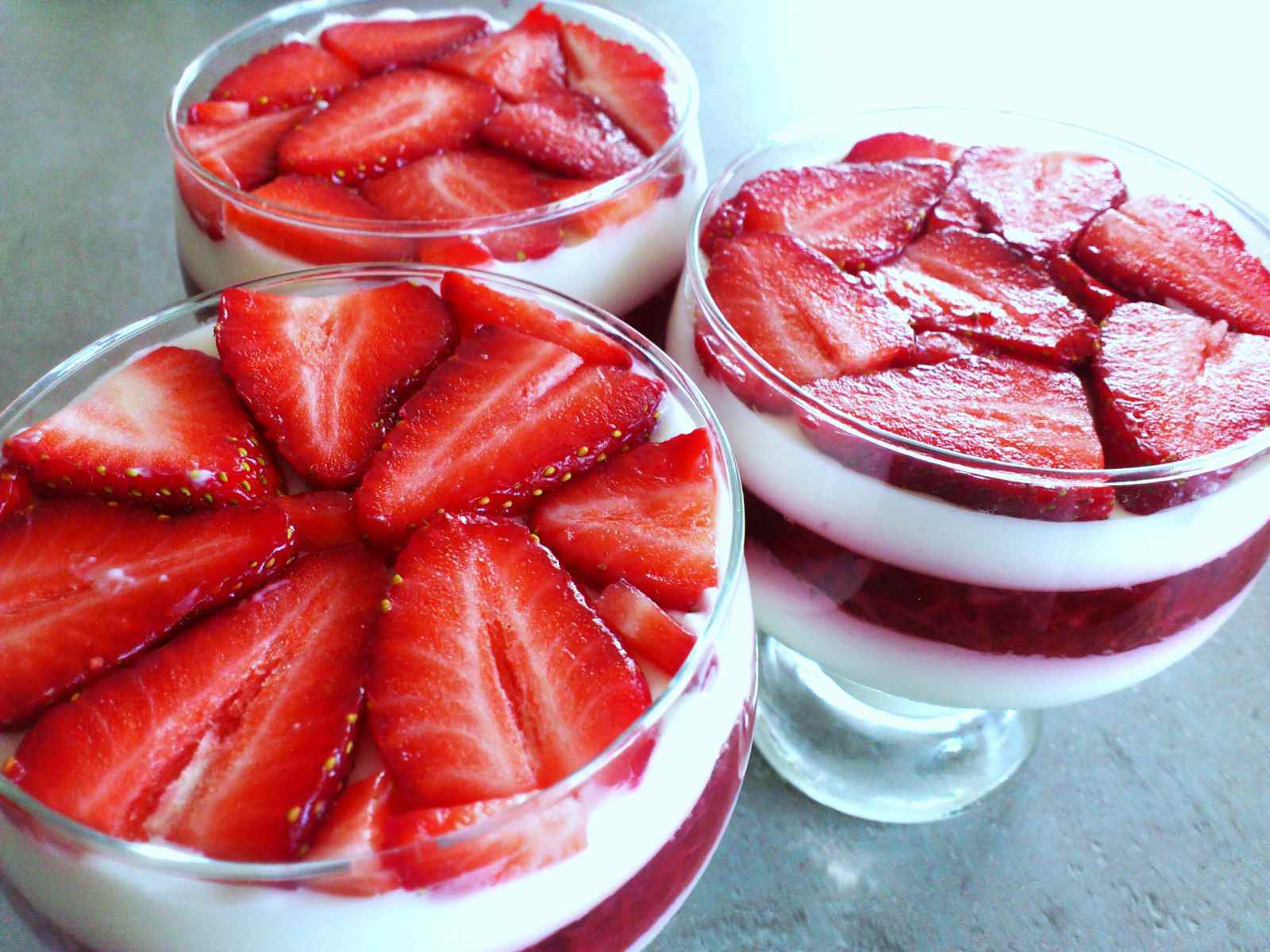 В своей тарелке: Курочка с прованскими травами и картофель на гарнир, а на десерт йогуртное желе с клубничкой