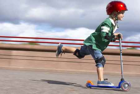 Как научить ребенка кататься на самокате?