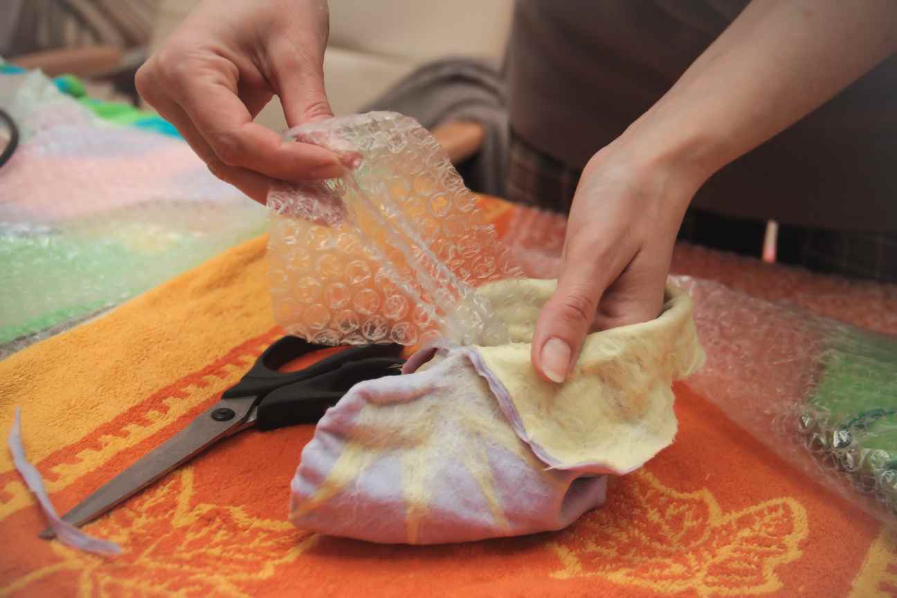 Школа мастериц: валяние пинеток из шерсти