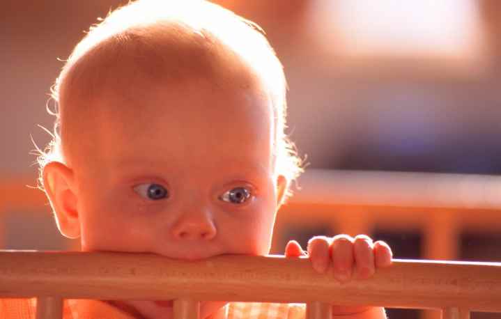 Ребенок в кроватке