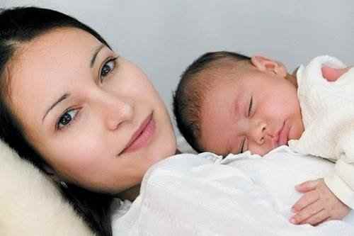 Почему белорусские женщины все чаще выбирают роды за рубежом?