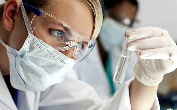 Испытание молока в лаборатории