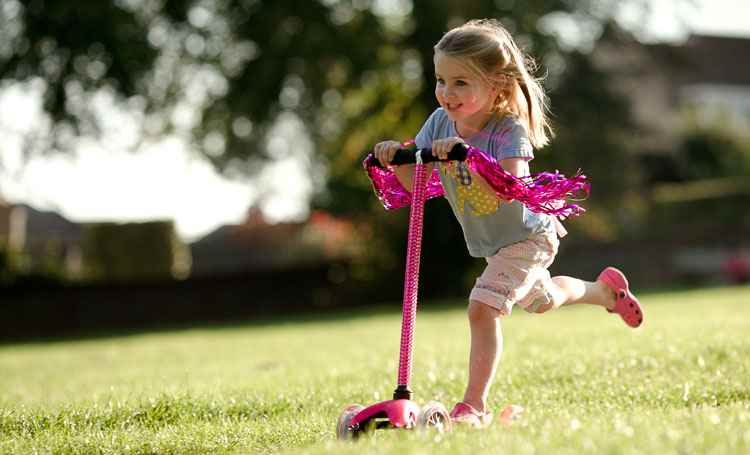 Как научить ребенка кататься на самокате?