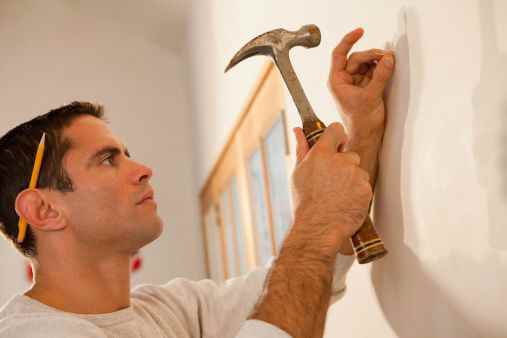 Дятлам с любовью, или Что заставляет людей брать в руки молоток после 9 вечера?