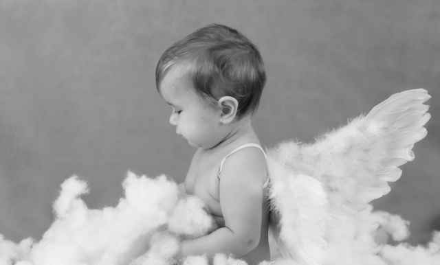 Ребенок с крыльями