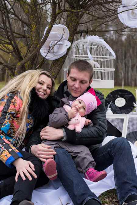 Влада: Я так боялась слез дочки, что первые месяцы не решалась выйти на улицу Звездная беременность: до, во время и после  Услышав о медийных девушках, фантазия рисует нам гламурных красоток, разбивающих сердца, легко идущих по трупам и зацикленных на своей красоте и успехе. Примерно так, собираясь на интервью, я представляла себе эстрадную певицу Владу.  Увы, мои знания о звездности разбились об искреннюю улыбку совершенно обычной девушки. Никаких разговоров о моде, сцене или нарядах. Только о ней – крохотной принцессе, любимой доченьке, вдруг перевернувшей всю жизнь на «до» и «после».  «До»: не первый раз замужем  В моей жизни было две свадьбы. Первая - очень громкая, байкерская, закончившаяся, увы, разводом. И вторая – без лишнего пафоса и шумихи, но, надеюсь, последняя.  Как все девушки, которым вот-вот исполнится 25, я очень хотела громкую свадьбу и ЗАМУЖ. Ты понимаешь, что родители волнуются и вроде как пора… И тут подворачивается вариант. Я вышла замуж легко и безрассудно, но жизнь совсем не складывалась.  Чтобы спустя 20 лет не переживать о потраченных впустую годах, я подала на развод.  Со вторым мужем я познакомилась в пробке. Точнее он познакомился со мной. Я опаздывала, увидела, что меня обгоняет машина, случайно повернулась, поймала взгляд, улыбнулась… И вот стоим и общаемся: что-то кричим в окно друг другу.  Час пик. Две машины на аварийке. Не лучшее место для свидания: пришлось прокричать молодому человеку свой номер. А дальше отношения развивались стремительно, как будто мы были знакомы всю жизнь.  Спустя два месяца после развода, я вновь вышла замуж, на сей раз с осознанием того, что с этим мужчиной я хочу встретить старость и родить от него ребенка.     «Во время»: беременная с шилом в…  Через два месяца после свадьбы я забеременела. Признаюсь, я плакала, когда узнала об этом. Причем совсем не от счастья.  У меня был насыщенный гастрольный график, свой танцевальный коллектив, декорации и приглашения на концерты на месяц вперед. Как остановиться, я не знала и, буквально, запаниковала. Теперь мне смешно вспоминать то время.  Как певица, я взяла творческий отпуск, а работу праздничного агентство контролировала до последнего. Я все время говорила, что беременность не болезнь и лично присутствовала на крупных праздниках, организованных агентством.  Мне очень понравилось быть беременной: ребенок уже есть, но ты пока свободна. Я бы еще годика три беременной побегала. На праздниках, где много киловатт звука, мой живот ходил ходуном. Уверенна – Илария танцевала. Врач даже хотел отправить меня в больницу, чтобы я просто полежала и перестала ездить, работать.  Теперь я немного сожалению, что оказалась такой гиперактивной беременной. Надо было высыпаться. Еще я очень боялась набрать вес, поэтому не позволяла себе сладости и ежедневно стояла на весах.  На 37 неделе меня направили в больницу на сохранение, но я приехала только на следующий день. Ведь куплены билеты на JLo. Как же я пропущу такое шоу?! А в больнице мне удалось отпроситься на 2 часа, чтобы приготовить мужу обед.  На самом деле, обед я не готовила. Я участвовала в фотосессии. Причем так старательно позировала,  что на следующий день родила.  «После»: весь мир с ног на голову  Еще две недели после выписки Иларию мы называли просто «девочка»: не могли определиться с именем. Мужу нравилось имя Александра. Но я посмотрела статистику и поняла, что с таким именем мы будем входить в топ – 10, причем и женских и мужских имен.  Отчасти поэтому я выбрала имя Илария. А еще потому, что, мне кажется, каждая мама, когда ей кладут на живот дитя, уже знает, как его зовут. Вот и я всю ночь рожала, а наутро увидела ее и поняла – это Илария.  Перед родами я купила модную коляску и была уверена, что мы с малышкой будем продолжать вести активный образ жизни. Я даже не представляла, что одна ночь изменит всю мою жизнь, мировоззрение, приоритеты.  Вместе с Иларией во мне родилась мама. Я осознала, ради чего каждая из нас бежит, спешит, работает, не щадя себя. С появлением ребенка все становится понятно! Есть я и моя доченька, мой смысл жизни! И на первом месте ее потребности: угадать, понять, не допустить слез.  Я так боялась ее плача, что первые 4 месяца не решалась выйти из дома: вдруг она закричит, а я покаааа добегу до дома. Молниеносно реагировала на любой ее писк. Из дома выезжала в  случае острой необходимости.  Первое время было полно открытий. Например, что красивые картинки в глянцевых журналах с улыбающимися, свежими мамами и довольными жизнью младенцами  - это обман.  А правда жизни, это мама с гулькой на голове, перекусывающая на ходу или бегущая по улице с коляской, в которой напрочь отказывается сидеть ее крошка. Поначалу я приучала Лару к кроватке. Через месяц, после того, как за ночью я подпрыгивала пять раз, по часу укачивала и пела песни, я смирилась и стала практиковать совместный сон.    Мне казалось, что Илария подрастет и будет легче. Нет. В 7,5 месяца она стала на ножки и я не могла отойти ни на минутку: боялась, чтобы она не ушиблась. Даже хотела приобрести ей шлем и наколенники. Сейчас Ларочке 2 года и 4 месяца. Стало не легче, а по-другому. Иногда она устраивает такие истерики, прямо спектакли, и твердо стоит на своем. Бывает всякое.  Но я очень рада, что в жизни у меня была возможность примерить одежду для беременных и для кормящих мам, носить ребенка в слинге, кормить его грудью. Наверное, для женщины - это самое главное счастье. Важнее карьеры и бизнеса.  С ребенком по-другому смотришь на вещи. Мир становится шире, волшебнее, удивительнее.  «Мамина дочка»  Пару месяцев назад я записала песню «Мамина дочка». Как мне кажется, в ней отражены чувства и переживания, которые близки многим мамам.  Первую неделю петь ее не могла: слезы умиления подступали.  Я сделала слайд-презентацию из фотографий Ларочки и вижу, как быстро она растет. Кстати, для всех мам песня доступна на официальном сайте www.wlada.by. На песню решено снять клип и я с радостью приглашаю всех читателей к творческому участию в нашем проекте.  А всем мамам хочу пожелать. Цените каждый день, проведенный со своими крошками. Даже если будут моменты, когда все валится из рук, кажется, что в жизни нет просвета, не волнуйтесь.  Пройдет время, мелочи забудутся. Останется только ваш комочек счастья, который так на вас похож, и характером и внешностью. Наслаждайтесь материнством – оно прекрасно и неповторимо.