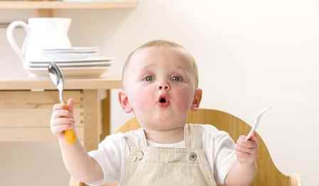 малыш кушает