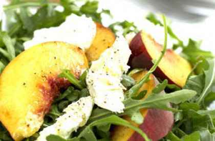 Салат с персиком и рукколой