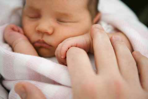 Почему белорусские женщины все чаще выбирают роды за рубежом?