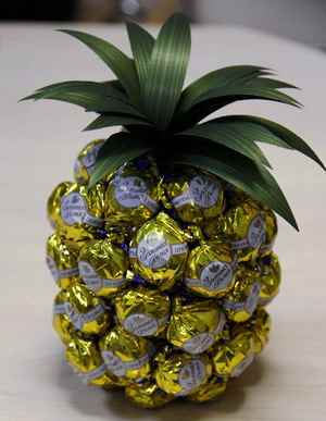 Ананас из конфет
