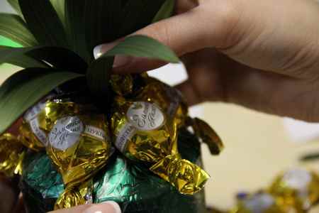 Ананас из конфет