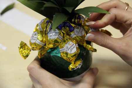 Ананас из конфет