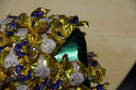 Ананас из конфет