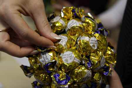 Ананас из конфет