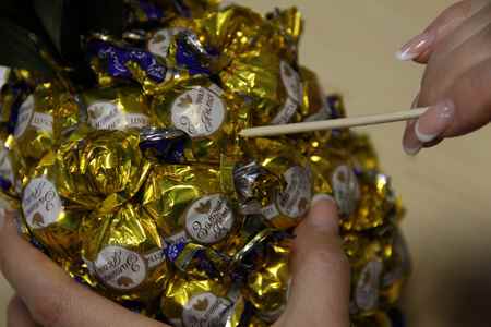 Ананас из конфет