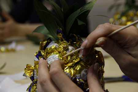 Ананас из конфет