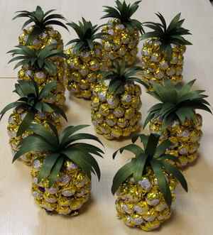 Ананас из конфет