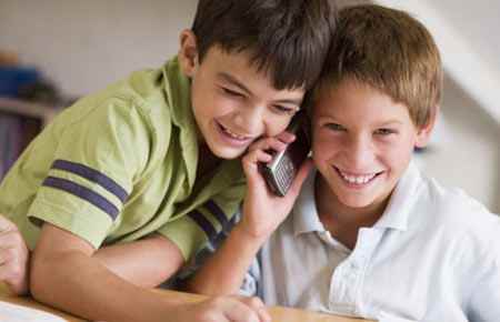 Нужен ли школьнику мобильный телефон?