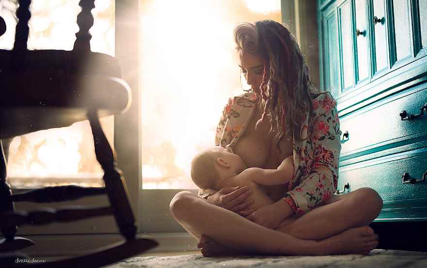 Выходи & корми: Иветт Ивенс за кормление грудью в общественных местах