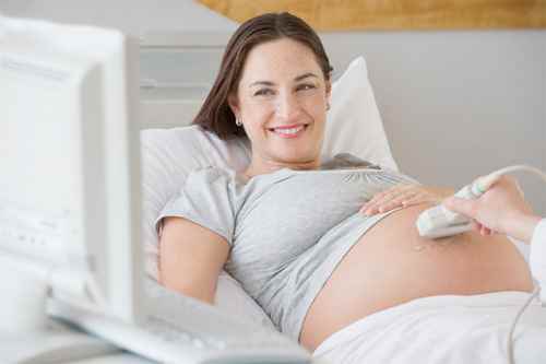 Кому  невыгодно сдавать больничный по беременности и родам? И как получать пособие по уходу со дня рождения ребенка?