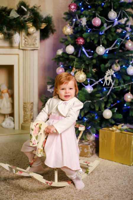 Влада: Я так боялась слез дочки, что первые месяцы не решалась выйти на улицу Звездная беременность: до, во время и после  Услышав о медийных девушках, фантазия рисует нам гламурных красоток, разбивающих сердца, легко идущих по трупам и зацикленных на своей красоте и успехе. Примерно так, собираясь на интервью, я представляла себе эстрадную певицу Владу.  Увы, мои знания о звездности разбились об искреннюю улыбку совершенно обычной девушки. Никаких разговоров о моде, сцене или нарядах. Только о ней – крохотной принцессе, любимой доченьке, вдруг перевернувшей всю жизнь на «до» и «после».  «До»: не первый раз замужем  В моей жизни было две свадьбы. Первая - очень громкая, байкерская, закончившаяся, увы, разводом. И вторая – без лишнего пафоса и шумихи, но, надеюсь, последняя.  Как все девушки, которым вот-вот исполнится 25, я очень хотела громкую свадьбу и ЗАМУЖ. Ты понимаешь, что родители волнуются и вроде как пора… И тут подворачивается вариант. Я вышла замуж легко и безрассудно, но жизнь совсем не складывалась.  Чтобы спустя 20 лет не переживать о потраченных впустую годах, я подала на развод.  Со вторым мужем я познакомилась в пробке. Точнее он познакомился со мной. Я опаздывала, увидела, что меня обгоняет машина, случайно повернулась, поймала взгляд, улыбнулась… И вот стоим и общаемся: что-то кричим в окно друг другу.  Час пик. Две машины на аварийке. Не лучшее место для свидания: пришлось прокричать молодому человеку свой номер. А дальше отношения развивались стремительно, как будто мы были знакомы всю жизнь.  Спустя два месяца после развода, я вновь вышла замуж, на сей раз с осознанием того, что с этим мужчиной я хочу встретить старость и родить от него ребенка.     «Во время»: беременная с шилом в…  Через два месяца после свадьбы я забеременела. Признаюсь, я плакала, когда узнала об этом. Причем совсем не от счастья.  У меня был насыщенный гастрольный график, свой танцевальный коллектив, декорации и приглашения на концерты на месяц вперед. Как остановиться, я не знала и, буквально, запаниковала. Теперь мне смешно вспоминать то время.  Как певица, я взяла творческий отпуск, а работу праздничного агентство контролировала до последнего. Я все время говорила, что беременность не болезнь и лично присутствовала на крупных праздниках, организованных агентством.  Мне очень понравилось быть беременной: ребенок уже есть, но ты пока свободна. Я бы еще годика три беременной побегала. На праздниках, где много киловатт звука, мой живот ходил ходуном. Уверенна – Илария танцевала. Врач даже хотел отправить меня в больницу, чтобы я просто полежала и перестала ездить, работать.  Теперь я немного сожалению, что оказалась такой гиперактивной беременной. Надо было высыпаться. Еще я очень боялась набрать вес, поэтому не позволяла себе сладости и ежедневно стояла на весах.  На 37 неделе меня направили в больницу на сохранение, но я приехала только на следующий день. Ведь куплены билеты на JLo. Как же я пропущу такое шоу?! А в больнице мне удалось отпроситься на 2 часа, чтобы приготовить мужу обед.  На самом деле, обед я не готовила. Я участвовала в фотосессии. Причем так старательно позировала,  что на следующий день родила.  «После»: весь мир с ног на голову  Еще две недели после выписки Иларию мы называли просто «девочка»: не могли определиться с именем. Мужу нравилось имя Александра. Но я посмотрела статистику и поняла, что с таким именем мы будем входить в топ – 10, причем и женских и мужских имен.  Отчасти поэтому я выбрала имя Илария. А еще потому, что, мне кажется, каждая мама, когда ей кладут на живот дитя, уже знает, как его зовут. Вот и я всю ночь рожала, а наутро увидела ее и поняла – это Илария.  Перед родами я купила модную коляску и была уверена, что мы с малышкой будем продолжать вести активный образ жизни. Я даже не представляла, что одна ночь изменит всю мою жизнь, мировоззрение, приоритеты.  Вместе с Иларией во мне родилась мама. Я осознала, ради чего каждая из нас бежит, спешит, работает, не щадя себя. С появлением ребенка все становится понятно! Есть я и моя доченька, мой смысл жизни! И на первом месте ее потребности: угадать, понять, не допустить слез.  Я так боялась ее плача, что первые 4 месяца не решалась выйти из дома: вдруг она закричит, а я покаааа добегу до дома. Молниеносно реагировала на любой ее писк. Из дома выезжала в  случае острой необходимости.  Первое время было полно открытий. Например, что красивые картинки в глянцевых журналах с улыбающимися, свежими мамами и довольными жизнью младенцами  - это обман.  А правда жизни, это мама с гулькой на голове, перекусывающая на ходу или бегущая по улице с коляской, в которой напрочь отказывается сидеть ее крошка. Поначалу я приучала Лару к кроватке. Через месяц, после того, как за ночью я подпрыгивала пять раз, по часу укачивала и пела песни, я смирилась и стала практиковать совместный сон.    Мне казалось, что Илария подрастет и будет легче. Нет. В 7,5 месяца она стала на ножки и я не могла отойти ни на минутку: боялась, чтобы она не ушиблась. Даже хотела приобрести ей шлем и наколенники. Сейчас Ларочке 2 года и 4 месяца. Стало не легче, а по-другому. Иногда она устраивает такие истерики, прямо спектакли, и твердо стоит на своем. Бывает всякое.  Но я очень рада, что в жизни у меня была возможность примерить одежду для беременных и для кормящих мам, носить ребенка в слинге, кормить его грудью. Наверное, для женщины - это самое главное счастье. Важнее карьеры и бизнеса.  С ребенком по-другому смотришь на вещи. Мир становится шире, волшебнее, удивительнее.  «Мамина дочка»  Пару месяцев назад я записала песню «Мамина дочка». Как мне кажется, в ней отражены чувства и переживания, которые близки многим мамам.  Первую неделю петь ее не могла: слезы умиления подступали.  Я сделала слайд-презентацию из фотографий Ларочки и вижу, как быстро она растет. Кстати, для всех мам песня доступна на официальном сайте www.wlada.by. На песню решено снять клип и я с радостью приглашаю всех читателей к творческому участию в нашем проекте.  А всем мамам хочу пожелать. Цените каждый день, проведенный со своими крошками. Даже если будут моменты, когда все валится из рук, кажется, что в жизни нет просвета, не волнуйтесь.  Пройдет время, мелочи забудутся. Останется только ваш комочек счастья, который так на вас похож, и характером и внешностью. Наслаждайтесь материнством – оно прекрасно и неповторимо.