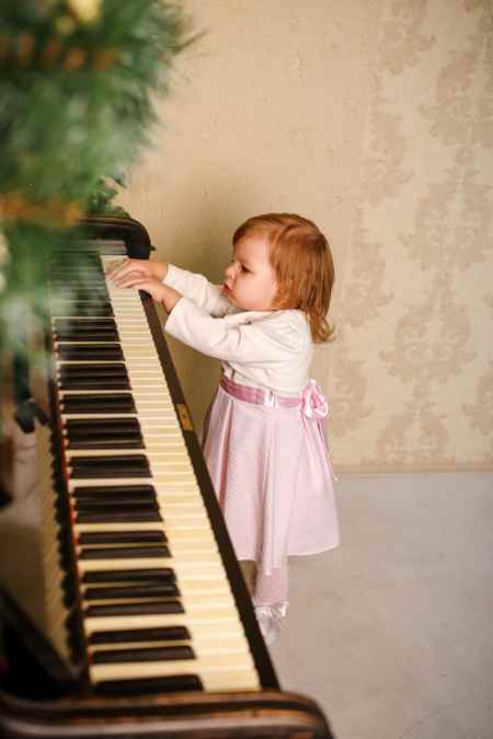 Влада: Я так боялась слез дочки, что первые месяцы не решалась выйти на улицу Звездная беременность: до, во время и после  Услышав о медийных девушках, фантазия рисует нам гламурных красоток, разбивающих сердца, легко идущих по трупам и зацикленных на своей красоте и успехе. Примерно так, собираясь на интервью, я представляла себе эстрадную певицу Владу.  Увы, мои знания о звездности разбились об искреннюю улыбку совершенно обычной девушки. Никаких разговоров о моде, сцене или нарядах. Только о ней – крохотной принцессе, любимой доченьке, вдруг перевернувшей всю жизнь на «до» и «после».  «До»: не первый раз замужем  В моей жизни было две свадьбы. Первая - очень громкая, байкерская, закончившаяся, увы, разводом. И вторая – без лишнего пафоса и шумихи, но, надеюсь, последняя.  Как все девушки, которым вот-вот исполнится 25, я очень хотела громкую свадьбу и ЗАМУЖ. Ты понимаешь, что родители волнуются и вроде как пора… И тут подворачивается вариант. Я вышла замуж легко и безрассудно, но жизнь совсем не складывалась.  Чтобы спустя 20 лет не переживать о потраченных впустую годах, я подала на развод.  Со вторым мужем я познакомилась в пробке. Точнее он познакомился со мной. Я опаздывала, увидела, что меня обгоняет машина, случайно повернулась, поймала взгляд, улыбнулась… И вот стоим и общаемся: что-то кричим в окно друг другу.  Час пик. Две машины на аварийке. Не лучшее место для свидания: пришлось прокричать молодому человеку свой номер. А дальше отношения развивались стремительно, как будто мы были знакомы всю жизнь.  Спустя два месяца после развода, я вновь вышла замуж, на сей раз с осознанием того, что с этим мужчиной я хочу встретить старость и родить от него ребенка.     «Во время»: беременная с шилом в…  Через два месяца после свадьбы я забеременела. Признаюсь, я плакала, когда узнала об этом. Причем совсем не от счастья.  У меня был насыщенный гастрольный график, свой танцевальный коллектив, декорации и приглашения на концерты на месяц вперед. Как остановиться, я не знала и, буквально, запаниковала. Теперь мне смешно вспоминать то время.  Как певица, я взяла творческий отпуск, а работу праздничного агентство контролировала до последнего. Я все время говорила, что беременность не болезнь и лично присутствовала на крупных праздниках, организованных агентством.  Мне очень понравилось быть беременной: ребенок уже есть, но ты пока свободна. Я бы еще годика три беременной побегала. На праздниках, где много киловатт звука, мой живот ходил ходуном. Уверенна – Илария танцевала. Врач даже хотел отправить меня в больницу, чтобы я просто полежала и перестала ездить, работать.  Теперь я немного сожалению, что оказалась такой гиперактивной беременной. Надо было высыпаться. Еще я очень боялась набрать вес, поэтому не позволяла себе сладости и ежедневно стояла на весах.  На 37 неделе меня направили в больницу на сохранение, но я приехала только на следующий день. Ведь куплены билеты на JLo. Как же я пропущу такое шоу?! А в больнице мне удалось отпроситься на 2 часа, чтобы приготовить мужу обед.  На самом деле, обед я не готовила. Я участвовала в фотосессии. Причем так старательно позировала,  что на следующий день родила.  «После»: весь мир с ног на голову  Еще две недели после выписки Иларию мы называли просто «девочка»: не могли определиться с именем. Мужу нравилось имя Александра. Но я посмотрела статистику и поняла, что с таким именем мы будем входить в топ – 10, причем и женских и мужских имен.  Отчасти поэтому я выбрала имя Илария. А еще потому, что, мне кажется, каждая мама, когда ей кладут на живот дитя, уже знает, как его зовут. Вот и я всю ночь рожала, а наутро увидела ее и поняла – это Илария.  Перед родами я купила модную коляску и была уверена, что мы с малышкой будем продолжать вести активный образ жизни. Я даже не представляла, что одна ночь изменит всю мою жизнь, мировоззрение, приоритеты.  Вместе с Иларией во мне родилась мама. Я осознала, ради чего каждая из нас бежит, спешит, работает, не щадя себя. С появлением ребенка все становится понятно! Есть я и моя доченька, мой смысл жизни! И на первом месте ее потребности: угадать, понять, не допустить слез.  Я так боялась ее плача, что первые 4 месяца не решалась выйти из дома: вдруг она закричит, а я покаааа добегу до дома. Молниеносно реагировала на любой ее писк. Из дома выезжала в  случае острой необходимости.  Первое время было полно открытий. Например, что красивые картинки в глянцевых журналах с улыбающимися, свежими мамами и довольными жизнью младенцами  - это обман.  А правда жизни, это мама с гулькой на голове, перекусывающая на ходу или бегущая по улице с коляской, в которой напрочь отказывается сидеть ее крошка. Поначалу я приучала Лару к кроватке. Через месяц, после того, как за ночью я подпрыгивала пять раз, по часу укачивала и пела песни, я смирилась и стала практиковать совместный сон.    Мне казалось, что Илария подрастет и будет легче. Нет. В 7,5 месяца она стала на ножки и я не могла отойти ни на минутку: боялась, чтобы она не ушиблась. Даже хотела приобрести ей шлем и наколенники. Сейчас Ларочке 2 года и 4 месяца. Стало не легче, а по-другому. Иногда она устраивает такие истерики, прямо спектакли, и твердо стоит на своем. Бывает всякое.  Но я очень рада, что в жизни у меня была возможность примерить одежду для беременных и для кормящих мам, носить ребенка в слинге, кормить его грудью. Наверное, для женщины - это самое главное счастье. Важнее карьеры и бизнеса.  С ребенком по-другому смотришь на вещи. Мир становится шире, волшебнее, удивительнее.  «Мамина дочка»  Пару месяцев назад я записала песню «Мамина дочка». Как мне кажется, в ней отражены чувства и переживания, которые близки многим мамам.  Первую неделю петь ее не могла: слезы умиления подступали.  Я сделала слайд-презентацию из фотографий Ларочки и вижу, как быстро она растет. Кстати, для всех мам песня доступна на официальном сайте www.wlada.by. На песню решено снять клип и я с радостью приглашаю всех читателей к творческому участию в нашем проекте.  А всем мамам хочу пожелать. Цените каждый день, проведенный со своими крошками. Даже если будут моменты, когда все валится из рук, кажется, что в жизни нет просвета, не волнуйтесь.  Пройдет время, мелочи забудутся. Останется только ваш комочек счастья, который так на вас похож, и характером и внешностью. Наслаждайтесь материнством – оно прекрасно и неповторимо.