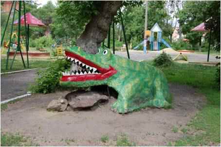 Ни яйцо и не курица. Потому что первым был ... петух!