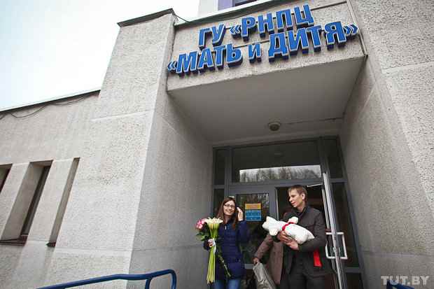 Что изменилось с 1 января: многодетным дадут по 10 тысяч долларов, а работникам поднимут подоходный налог